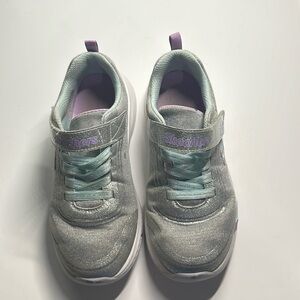 Girls size 2 Skechers EUC